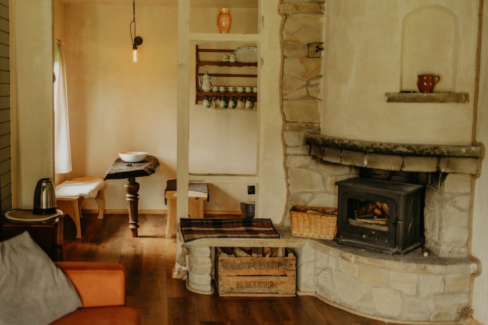 Salon Domku nr 4 z kamiennym kominkiem